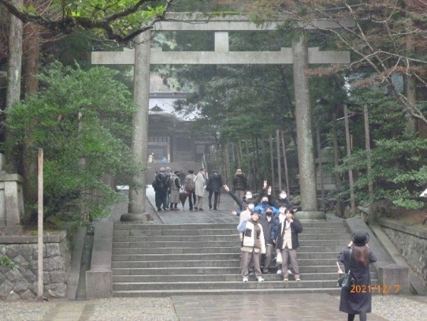 弥彦神社を訪れた修学旅行の生徒たち