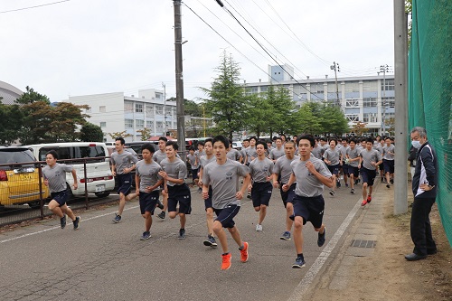 マラソン大会で校内周辺を走る参加者