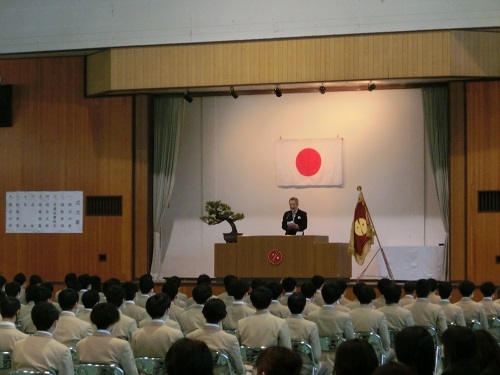 卒業式の会場と壇上の様子