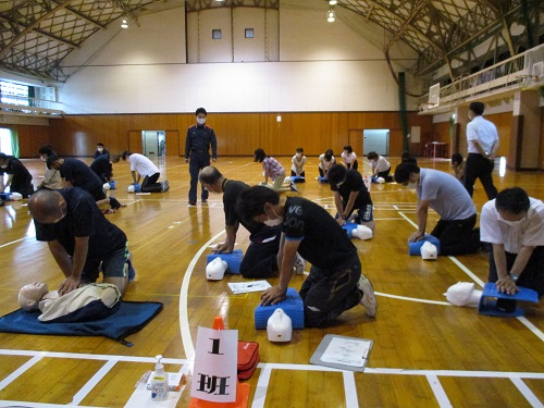 体育館で救急法講習を受ける職員