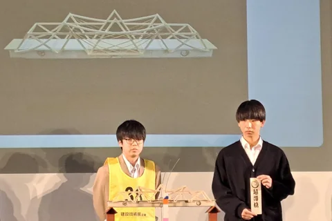 2024年の橋梁模型コンテストで表彰を受けた生徒